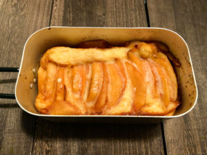 【メスティンおやつ時間】ほろ苦い、ほろ甘い。りんごのカラメルケーキ。