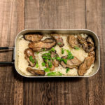 手軽に贅沢！メスティン で牡蠣と生姜の炊き込みご飯！