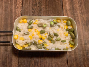 メスティンで枝豆とコーンの炊き込みご飯！